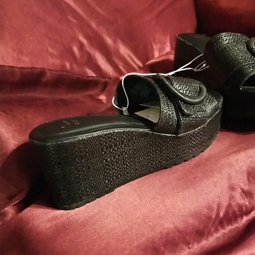 NWT size 7.5. 3 inch wedge slide memory foam rugged sole